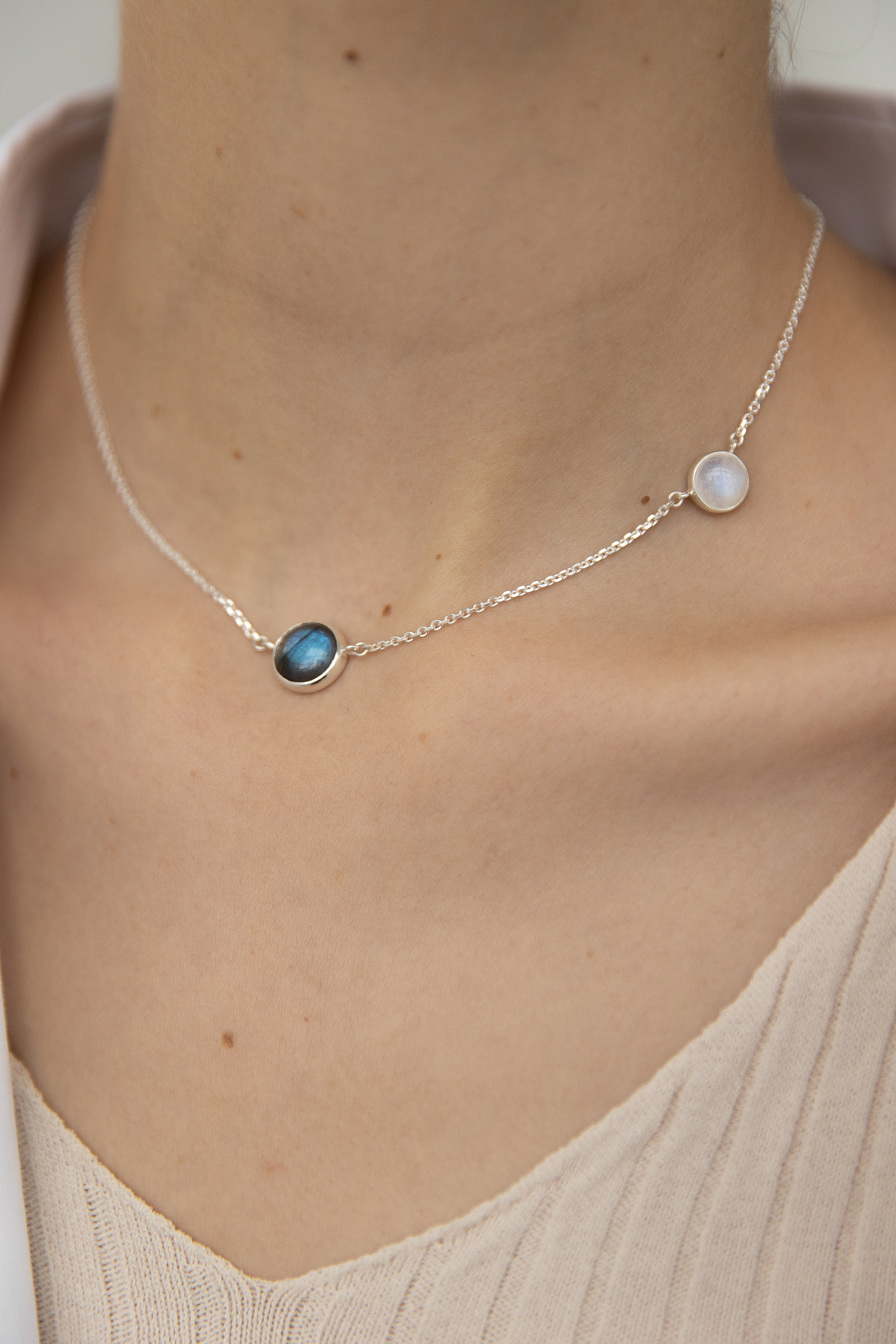 Колье с лабрадором и лунным камнем